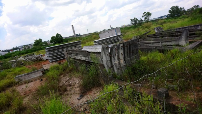  06 (seis) pilares em concreto pré-moldado FCK 42 MPA,de 0,25 x 0,35 x 8,00m, com cabeça dupla, avaliado cadaum em R$ 1.000,00 (mil reais), totalizando R$ 6.000,00(seis mil reais). Certificou o oficial de justiça em 11de dezembro de 2018: 